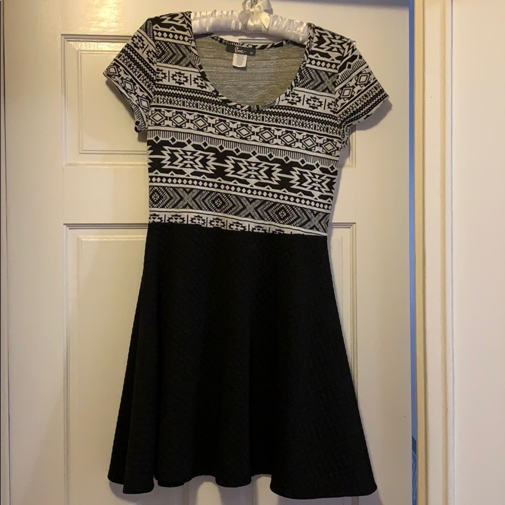 Short sleeve black and white dress